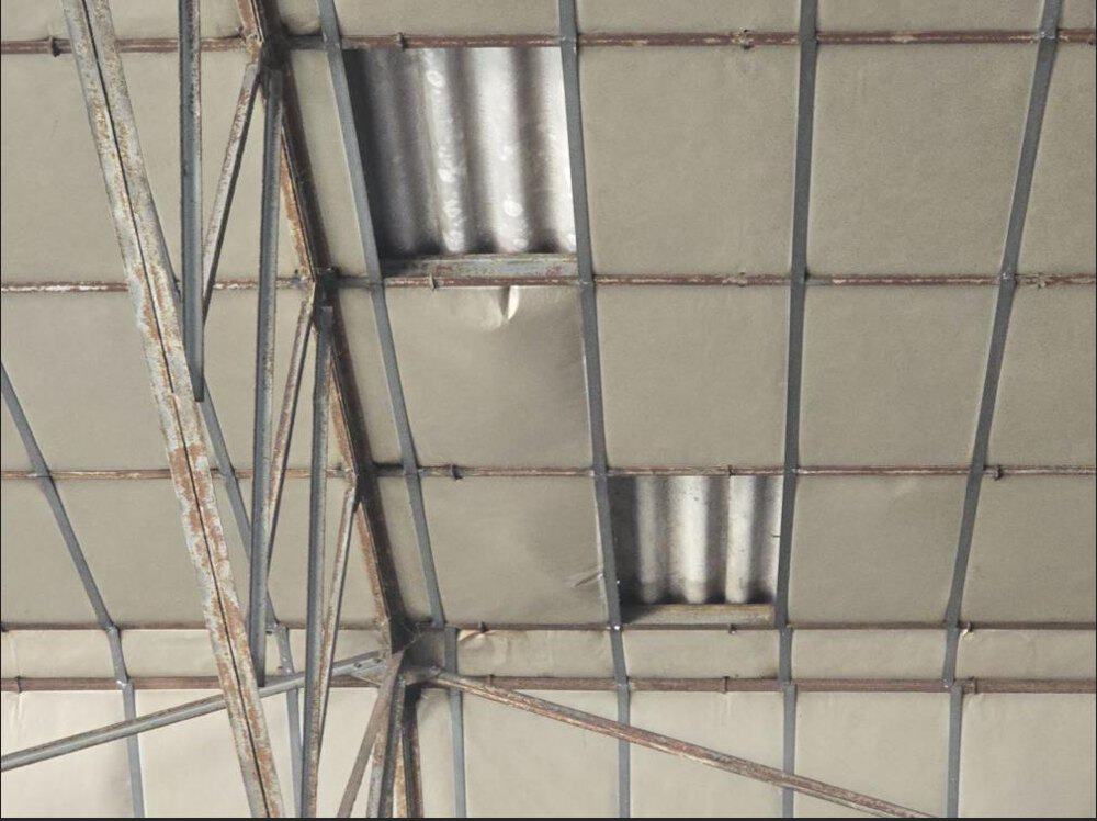 Dalles de faux plafond manquantes entre les éléments de charpente métallique