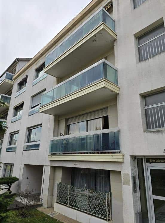Façade d'une copropriété avec balcons en béton armé superposés