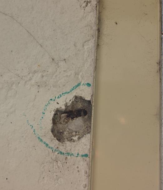 Éclat de béton avec acier apparent repéré sur un balcon lors de l'inspection