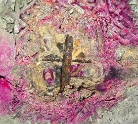 Essai à la phénolphtaléine : le rose signale le béton encore protecteur, la zone incolore est carbonatée
